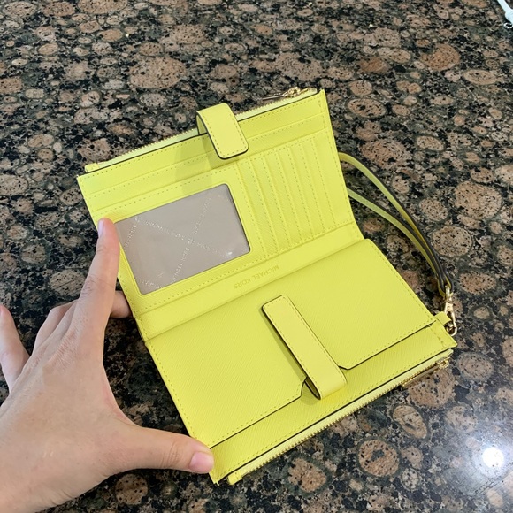 Authentic Michael Kors saffiano leather wallet - Picture 13 of 15